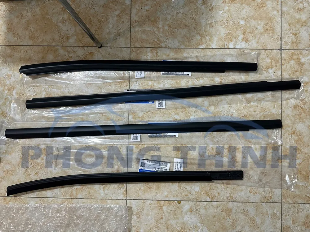 Nẹp ngoài chân kính trước lái LH Ford Ranger 2013-2021 chính hãng - AB3Z2620935C